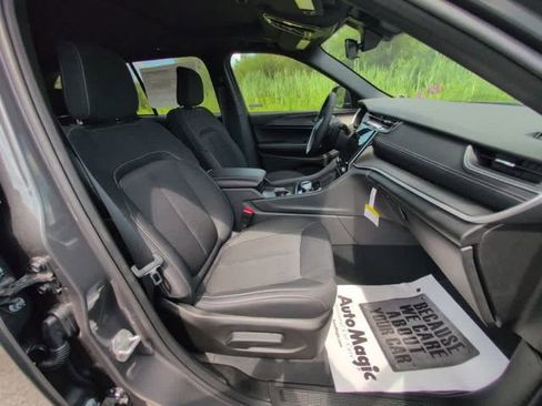 New 2025 Jeep Grand Cherokee Laredo X w/ Luxury Tech Group I AWD/4WD image 14