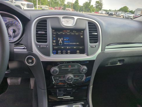 Used 2023 Chrysler 300 Touring image 10