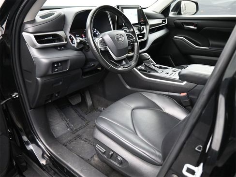 Used 2023 Toyota Highlander XLE image 2