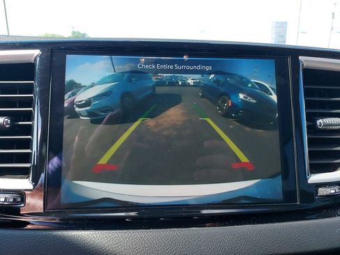 Used 2023 Chrysler Pacifica Touring-L FWD image 19