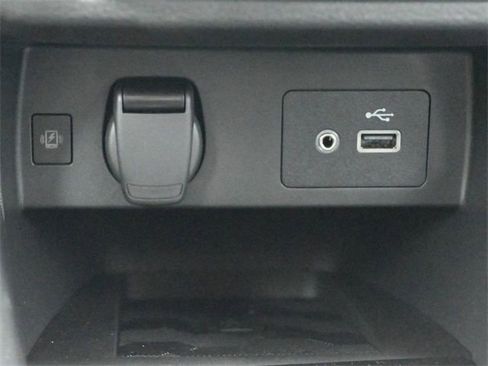 Used 2025 Nissan Versa SV w/ Trunk Package image 43