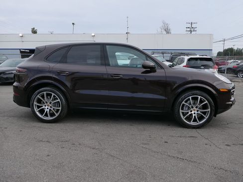 Used 2022 Porsche Cayenne Platinum Edition image 3