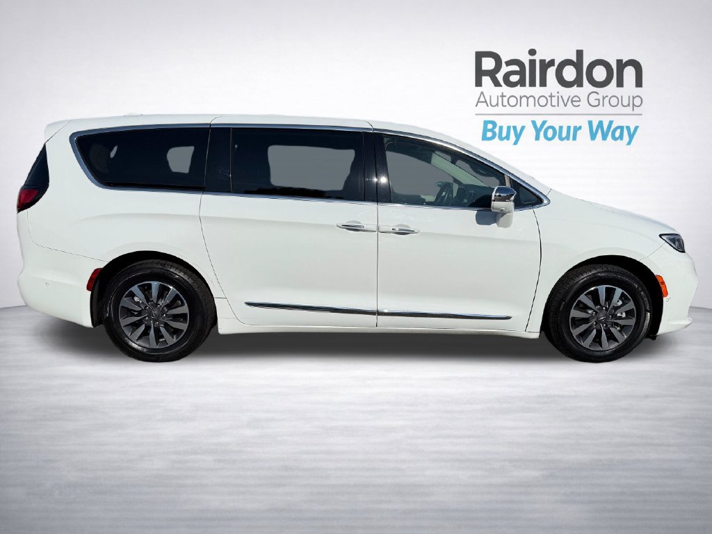 Used 2022 Chrysler Pacifica Limited w/ Uconnect Theater Family Group FWD image 8