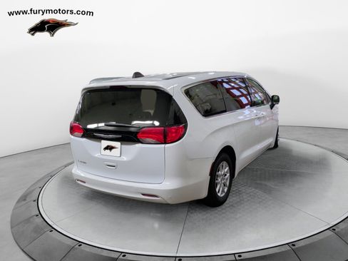 Used 2022 Chrysler Voyager LX image 4