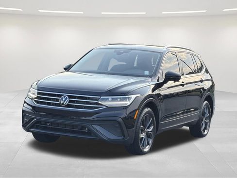 Used 2023 Volkswagen Tiguan SE w/ Panoramic Sunroof Package FWD image 1