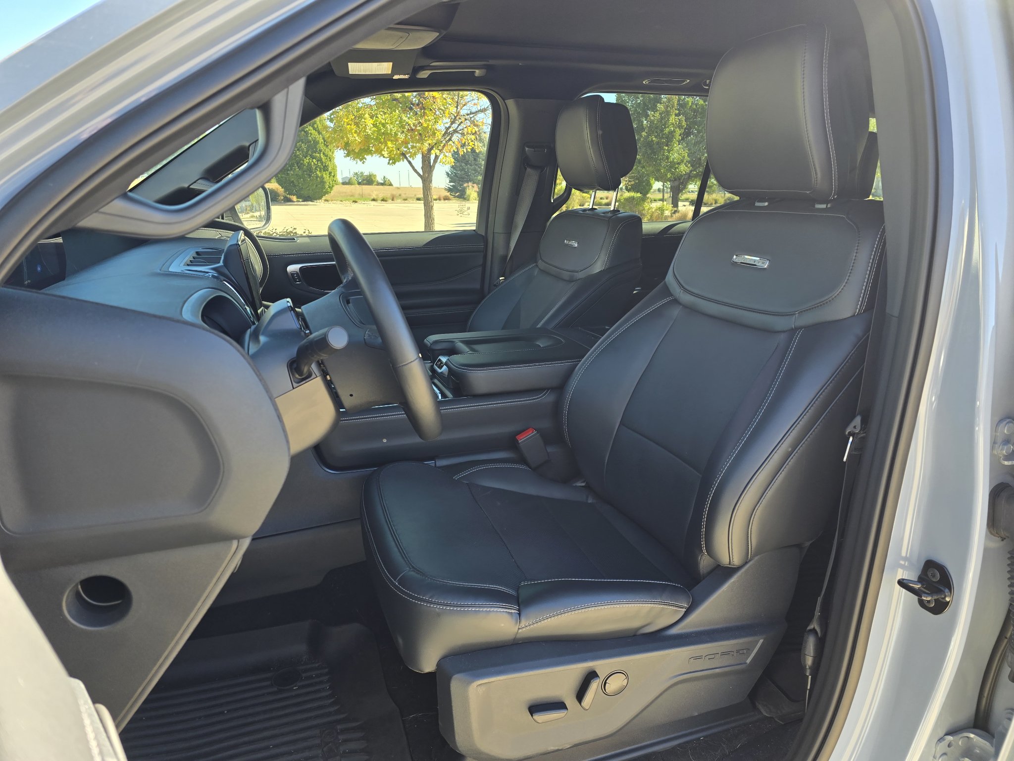 Used 2026 Ford Expedition Platinum w/ Stealth Performance Package AWD/4WD image 12