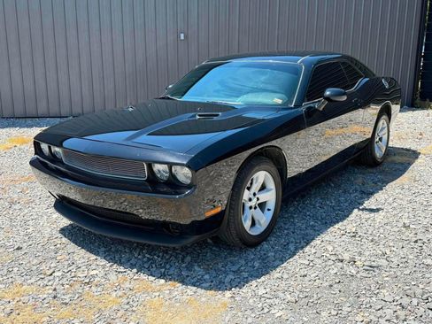Used 2013 Dodge Challenger SXT RWD image 1