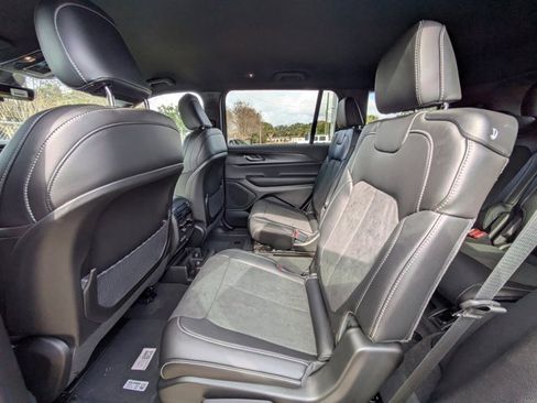 New 2025 Jeep Grand Cherokee L Laredo image 12