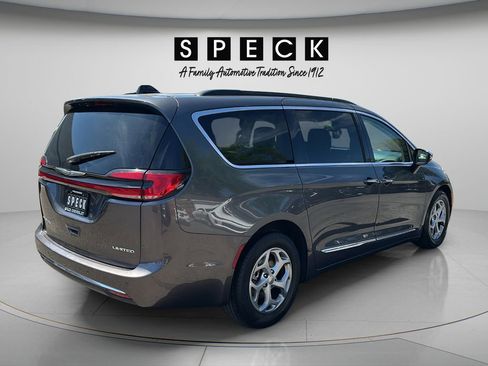 Used 2023 Chrysler Pacifica Limited FWD image 5