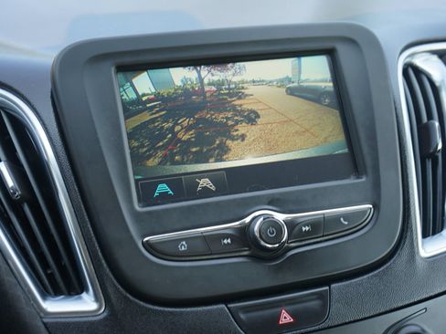 Used 2018 Chevrolet Malibu LT FWD image 18