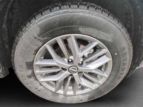 Used 2024 Nissan Rogue S image 32