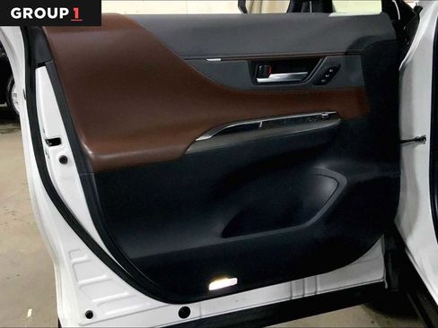 Used 2023 Toyota Venza XLE image 22