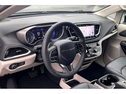 Used 2024 Chrysler Pacifica Touring-L image 14