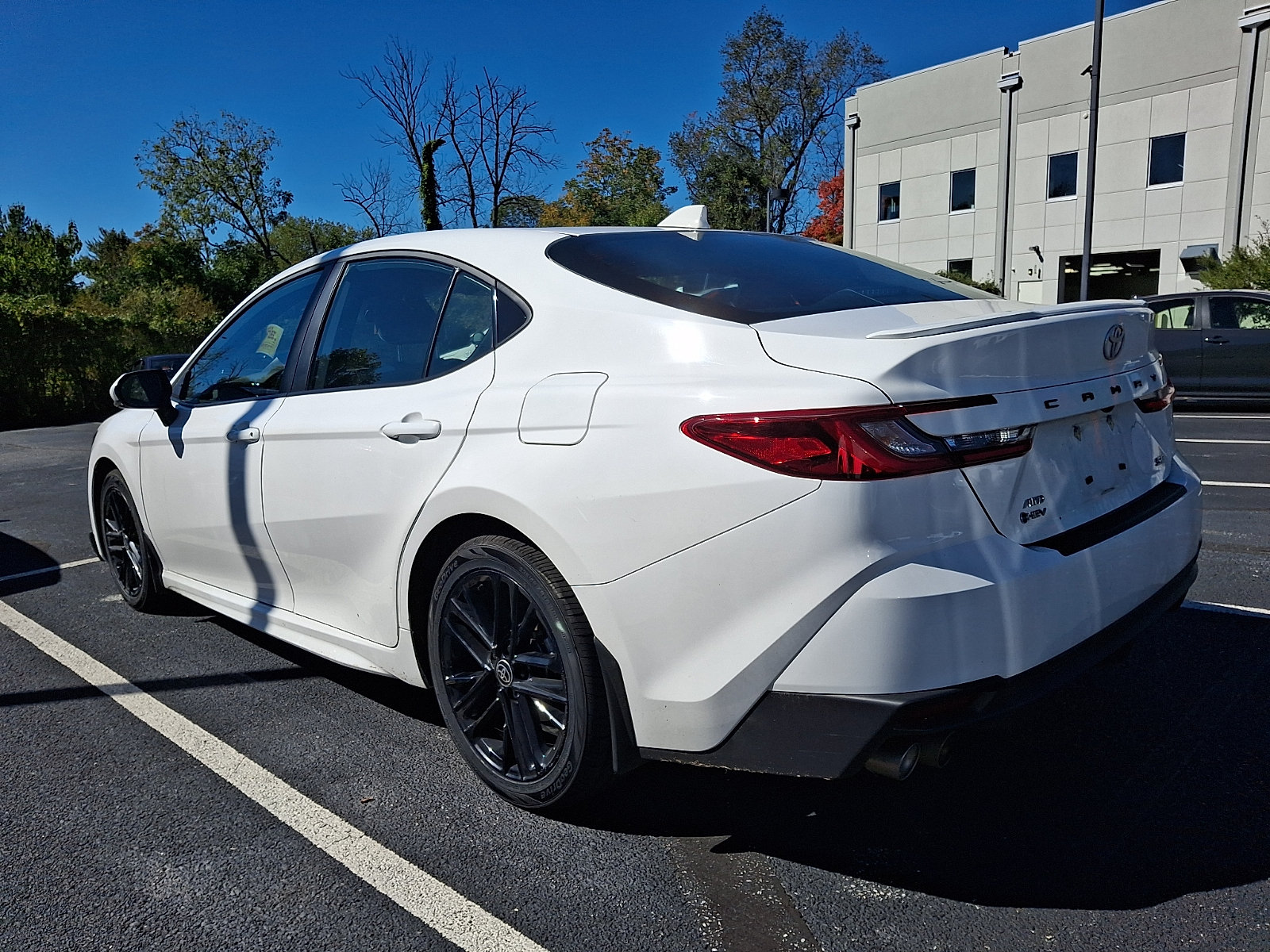 Used 2025 Toyota Camry SE AWD/4WD image 3