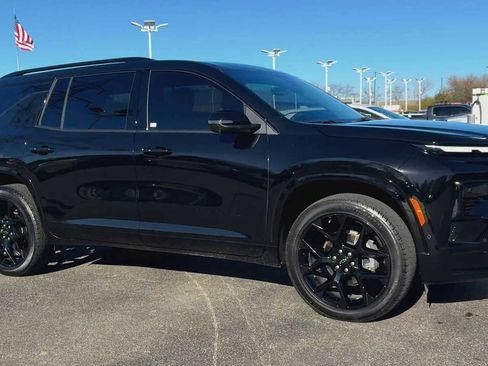 Used 2024 Chevrolet Traverse RS image 3