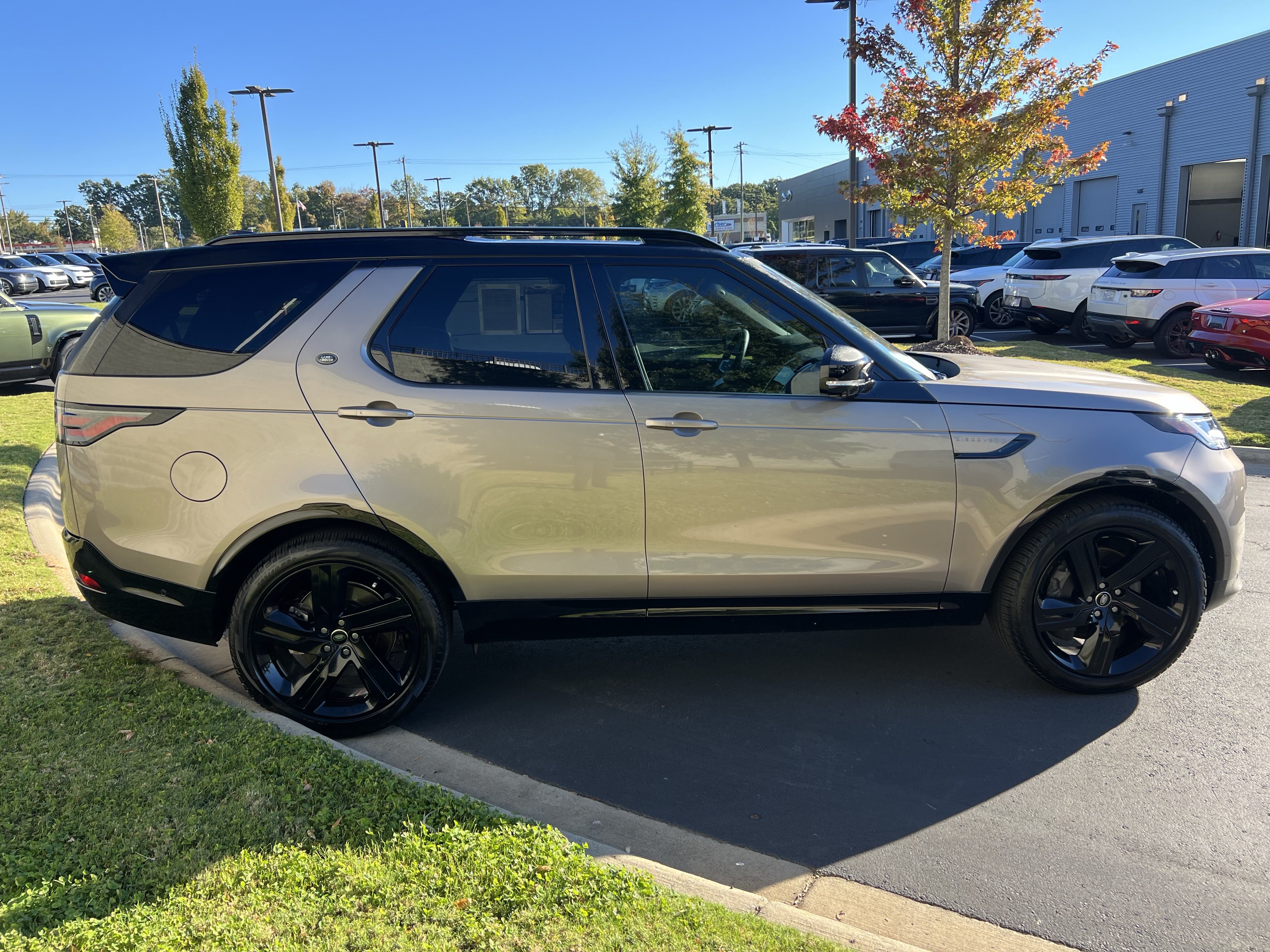 Certified 2025 Land Rover Discovery Dynamic SE AWD/4WD image 8