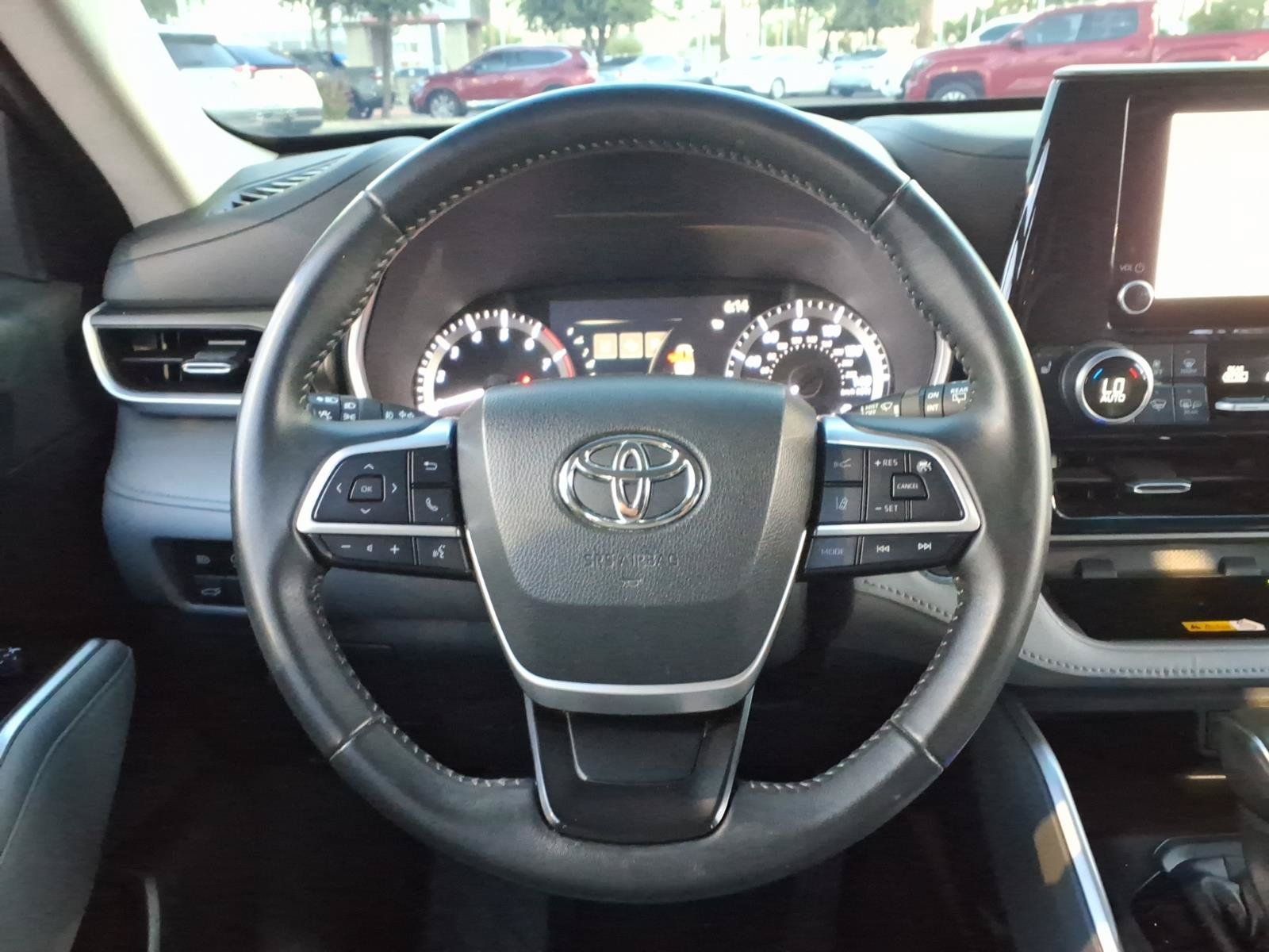 Used 2023 Toyota Highlander XLE FWD image 12