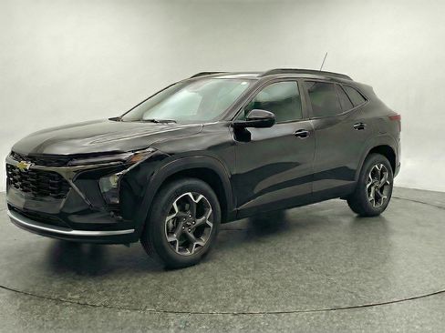 Used 2025 Chevrolet Trax LT image 3