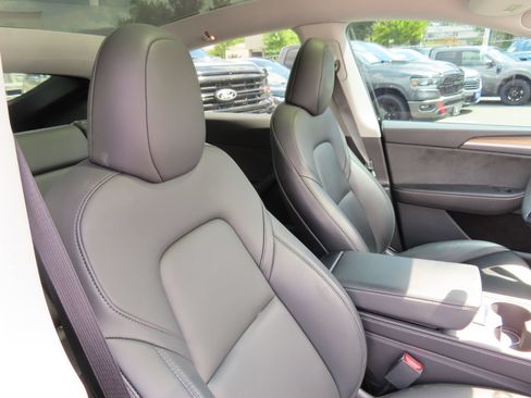 Used 2024 Tesla Model Y Long Range AWD/4WD image 32