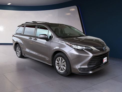 Used 2021 Toyota Sienna LE image 7