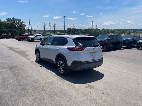 Used 2022 Nissan Rogue SV FWD image 2