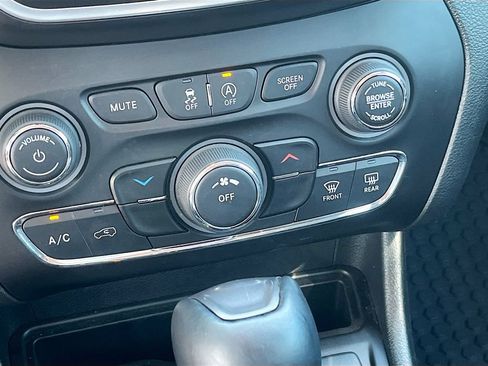 Used 2022 Jeep Cherokee Latitude AWD/4WD image 15