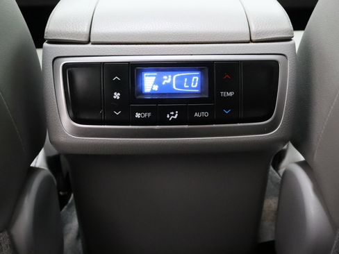 Used 2019 Toyota Highlander XLE FWD image 32