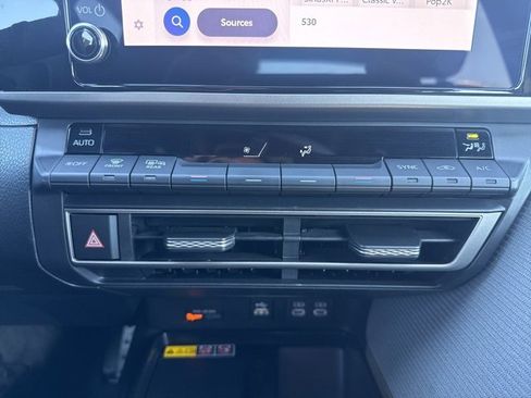 Used 2025 Toyota Camry SE image 30