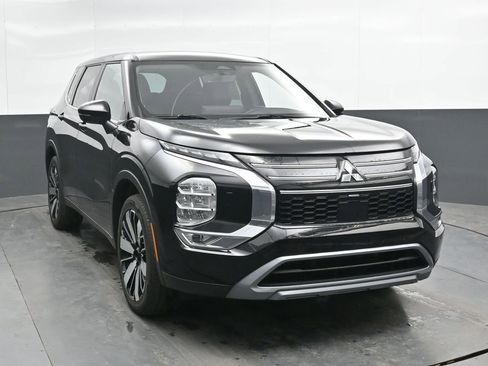 Used 2025 Mitsubishi Outlander AWD image 4