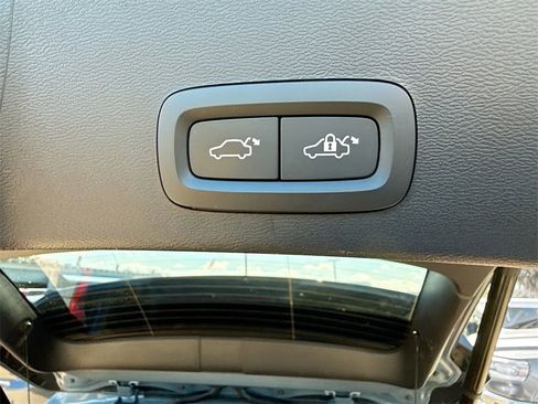 Used 2023 Volvo XC40 B4 Plus image 31