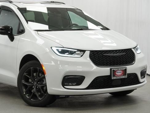 New 2026 Chrysler Pacifica Limited w/ S Appearance Package image 3