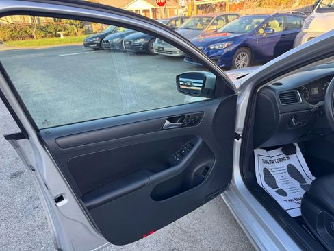 Used 2011 Volkswagen Jetta SE image 32