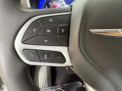 Used 2024 Chrysler Pacifica Touring-L FWD image 23