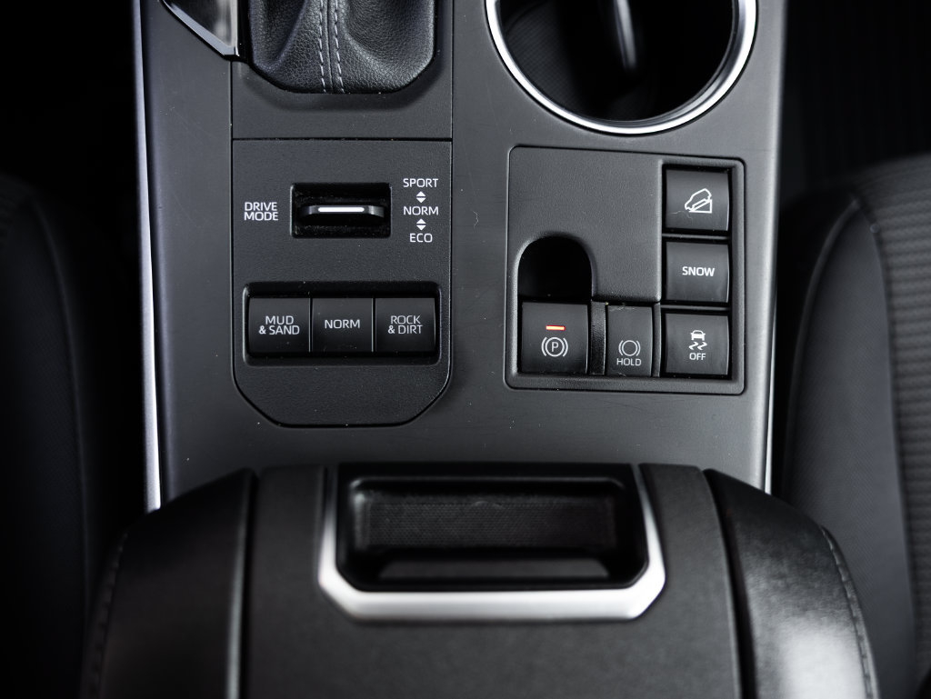 Used 2024 Toyota Highlander LE AWD/4WD image 30