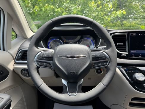 Used 2023 Chrysler Pacifica Touring-L FWD image 15