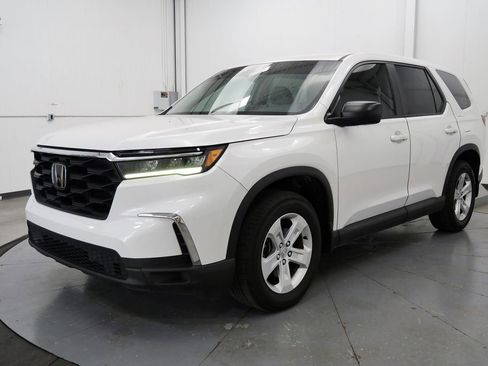 Used 2023 Honda Pilot LX image 3