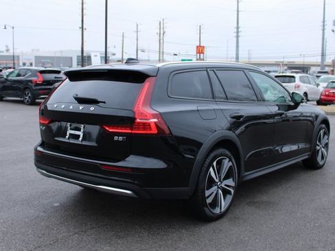 Used 2025 Volvo V60 B5 Cross Country Plus image 43