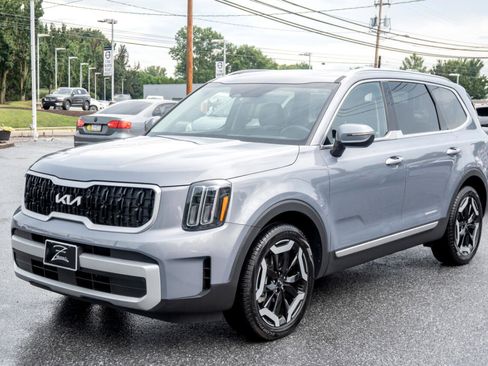 Used 2024 Kia Telluride EX w/ EX Captain's Chair Package image 7