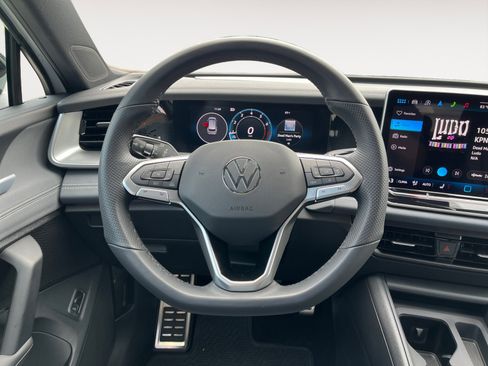 Certified 2025 Volkswagen Tiguan SE R-Line AWD/4WD image 15