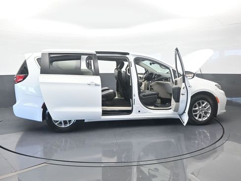 Used 2023 Chrysler Pacifica Touring-L image 74