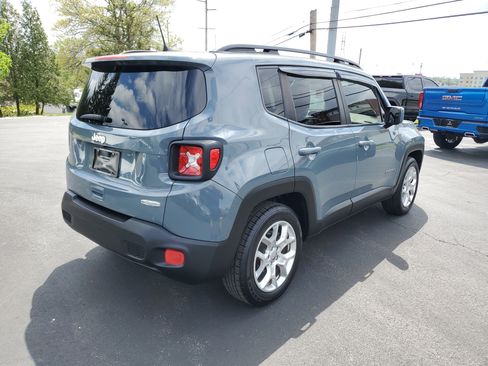 Used 2018 Jeep Renegade Latitude FWD image 3
