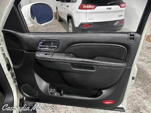 Used 2013 Cadillac Escalade Platinum image 25