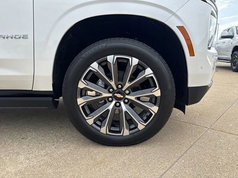 Used 2025 Chevrolet Tahoe High Country AWD/4WD image 9