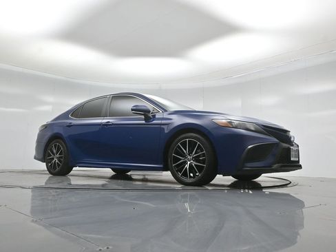 Used 2023 Toyota Camry SE w/ Cold Weather Package image 4