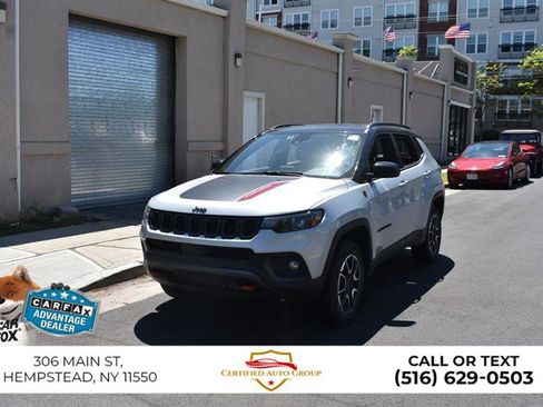 Used 2025 Jeep Compass Trailhawk AWD/4WD image 3