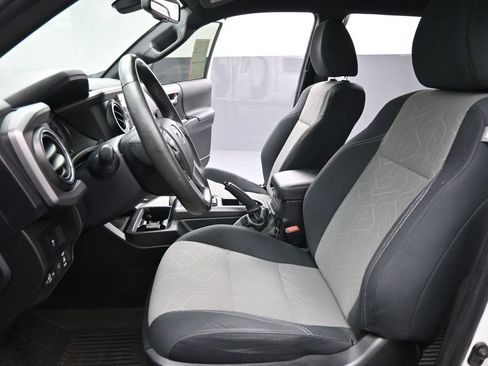 Used 2022 Toyota Tacoma TRD Sport image 9