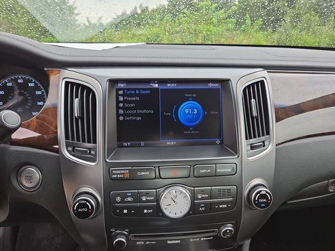 Used 2011 Hyundai Equus Signature RWD image 10
