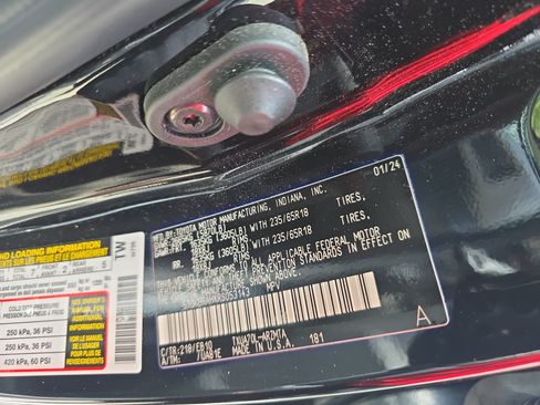 Used 2024 Toyota Highlander XLE FWD image 35