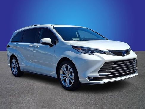 Used 2022 Toyota Sienna Platinum FWD image 3