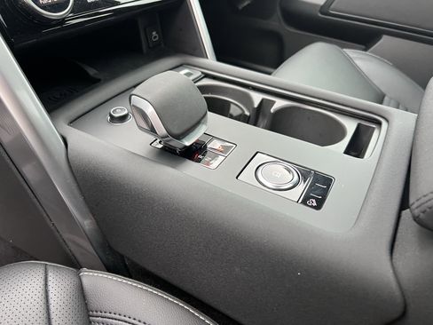 Certified 2025 Land Rover Discovery S AWD/4WD image 29